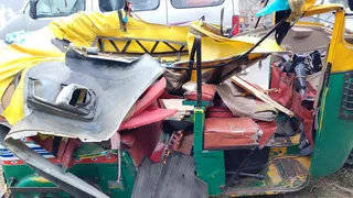 क्षतिग्रस्त आटो