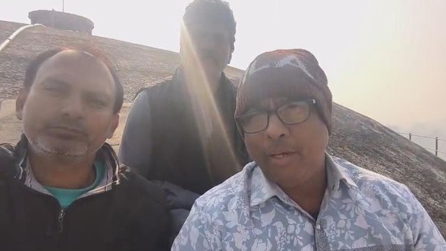 बदायूं में जल संकट को लेकर 'शोले' स्टाइल प्रदर्शन: पानी के लिए ओवरहेड टैंक पर चढ़े तीन सभासद!