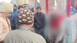 खंभे से बंधा मानसिक मंदित युवक