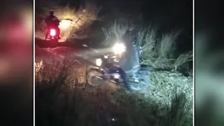 हाथियों के झुंड को भगाते लोग