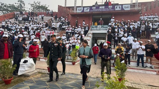 राष्ट्रीय युवा दिवस पर मिनी मैराथन में दौड़े 800 से अधिक प्रतिभागी, लेफ्टिनेंट जनरल डीजी मिश्रा ने दिखाई हरी झंडी
