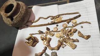 तांबे के बर्तन में मिले 470 ग्राम सोने के गहने (फोटो- सोशल मीडिया)