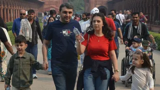 ताजमहल पर आए सैलानी।
