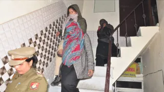 पुलिस गिरफ्त में नौचंदी थाना क्षेत्र के गढ़ रोड स्थित स्पा सेंटर से बरामद युवततियां। जागरण