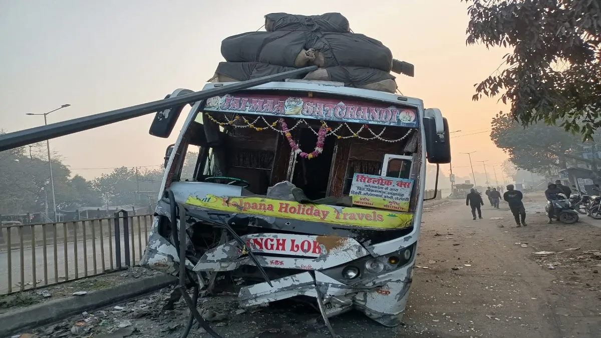 कोलकाता से आरा जा रही बस का टायर फटा, 35 यात्रियों की बची जान