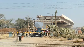 निर्माणाधीन पुल