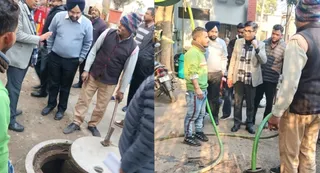 सेक्टर-15 में सीवर संकट पर सौरभ जोशी ने अधिकारियों संग किया औचक निरीक्षण (फोटो: जागरण)