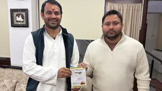 तेजस्वी यादव को दही-चूड़ा का निमंत्रण देते तेज प्रताप यादव। फोटो- फेसबुक
