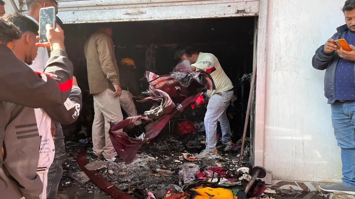 'बनारसी पैलेस' अग्निकांड: पिकनिक मनाने गया था परिवार, घर से उठा धुएं का गुबार और मच गई अफरा-तफरी
