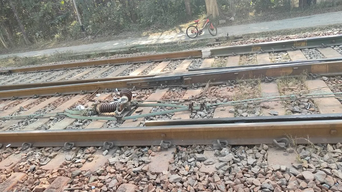 Bandamunda के पास 25 हजार वोल्ट का रेल वायर गिरा, 2 घंटे थमी रही ट्रेनों की रफ्तार, यात्री परेशान
