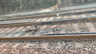 बंडामुंडा रेलवे स्टेशन के समीप डिस्चार्ज अप थ्रू' रेल लाइन के पास टूटकर गिरा ओवर हेड वायर।