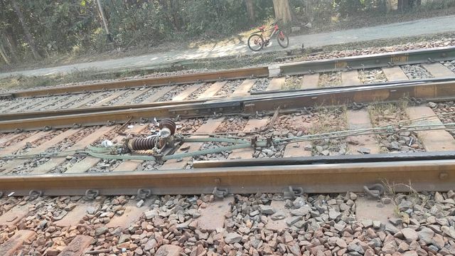 Bandamunda के पास 25 हजार वोल्ट का रेल वायर गिरा, 2 घंटे थमी रही ट्रेनों की रफ्तार, यात्री परेशान
