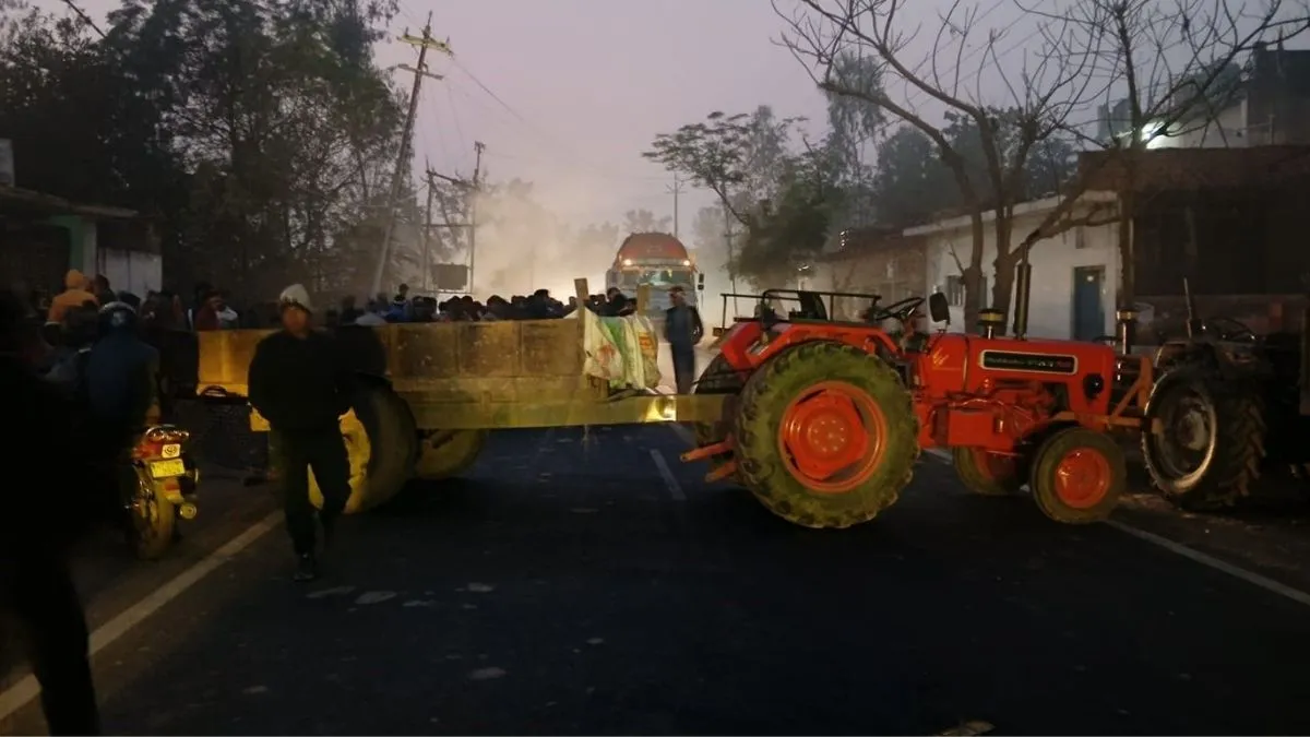 सड़क हादसे में मां-बेटे की मौत, गुस्साए परिजनों ने लगाया जाम