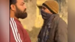 जनता रोड स्थित पराग डेयरी परीसर में पुलिसकर्मी से हाथापाई करता राहुल शर्मा