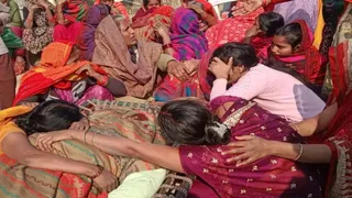 चंदौली में बुजुर्ग की कार से घसीटने की वजह से मौत हो गई।