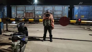 मंगलवार को सुबह तीन बजे के आसपास एक मालगाड़ी आधे घंटे तक समपार के पास रुकी रही।