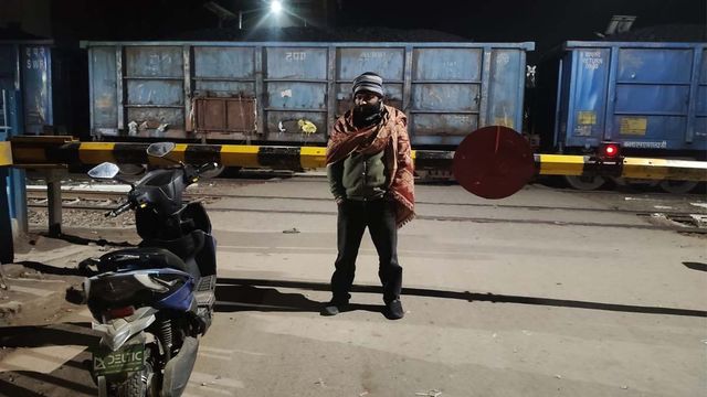 रेल मंत्री जी मालगाड़ी को यहां मत रोकिए...! रेलवे समपार के पास मालगाड़ी के रुक जाने से लोग हैं परेशान