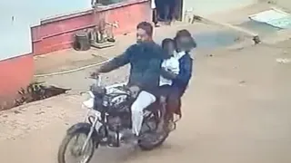फुटेज में साफ दिखा कि एक शख्स ने दोनों बच्चों को मोटरसाइकिल पर बैठाया और तेजी से भाग गया। (फोटो सोर्स- X)