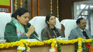 जिला पंचायत अध्यक्ष मंजू भदौरिया व सीडीओ।