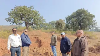 सिद्धा पहाड़ में जांच करने पहुंची राजस्व खनिज विभाग की संयुक्त टीम। (सौजन्य- जिला प्रशासन)