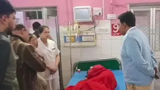 जिला अस्पताल के चिल्ड्रेन वार्ड में भर्ती छात्राओं के बारे में जानकारी लेते डीएम डा़ राजा गणपति आर