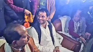 विजय सिन्हा के घर पर तेज प्रताप यादव। (फोटो- अजीत कुमार)