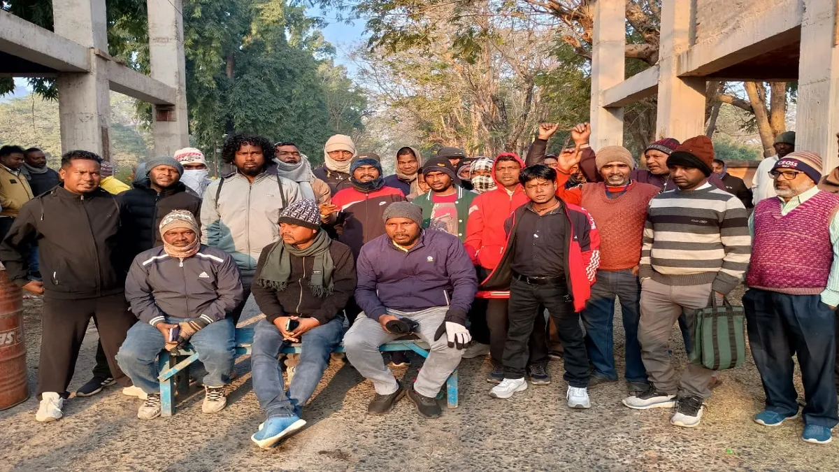 नहीं मिली 'अर्जित छुट्टी' की राशि, तो सड़क पर उतरे UCIL कर्मी: प्लांट का कामकाज ठप, स्थाई कर्मचारी भी फंसे
