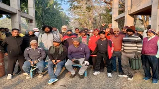 अपनी विभिन्न मांगों को लेकर विरोध प्रदर्शन करते जादूगोड़ा यूसिल प्लांट के ठेकाकर्मी।