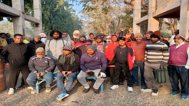 नहीं मिली 'अर्जित छुट्टी' की राशि, तो सड़क पर उतरे UCIL कर्मी: प्लांट का कामकाज ठप, स्थाई कर्मचारी भी फंसे

