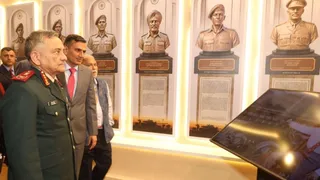 विश्व पुस्तक मेले में थीम पवेलियन का अवलोकन करते जनरल अनिल चौहान, चीफ ऑफ डिफेंस स्टाफ (सीडीएस) इंडियन आर्म्ड फोर्सेज। जागरण
