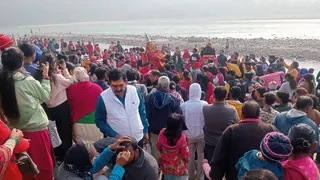 ब्रह्म मुहूर्त से शुरू हुआ स्नान का क्रम पूरे दिन चलता रहा। जागरण
