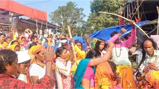 मंदार महोत्सव : मंदार परिक्रमा करने पहुंचे आदिवासी।