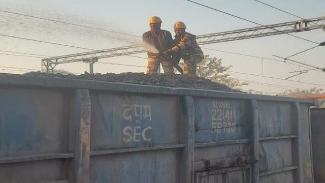 बोकारो थर्मल स्टेशन पर कोयला लदी मालगाड़ी में लगी आग, CISF ने टाला बड़ा हादसा
