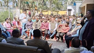 पूर्व में कार्यरत कर्मियों ने सासंद के साथ संवाद किया। फोटो जागरण