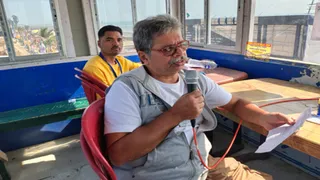 गुमशुदा लोगों के नामों की उद्घोषणा करते सनत पांडा (फोटो सौजन्य- बिमल कर्मकार)