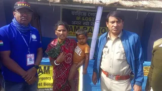 महिला व उसके बेटे को पुलिस के हवाले करते हैम रेडियो, वेस्ट बंगाल रेडियो के सदस्य (फोटो सौजन्य: हैम रेडियो)