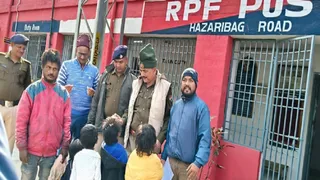 बाल तस्कर और रेस्क्यू किए गए बच्चों के साथ आरपीएफ की टीम।