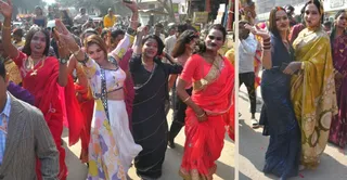 अर्रा स्थित शकुंतला लान में में आयोजित किन्नर सम्मेलन के निकाली गई शोभा यात्रा में नृत्य करते किन्नर । जागरण