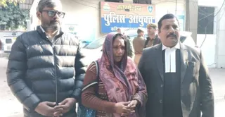 पुलिस आयुक्त कार्यालय में अधिवक्ता के साथ संस्कृति के पिता मुकुल आनंद और उसकी मां साधना। स्वयं