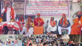 मंदार पर्वत पर आयोजित अखिल भारतीय सनातन संताल समाज में मौजूद आदिवासी समुदाय के लोग और गुरु।