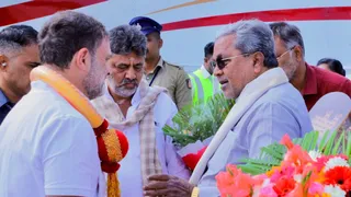 राहुल गांधी का स्वागत करने पहुंचे सिद्दरमैया और डीके शिवकुमार।