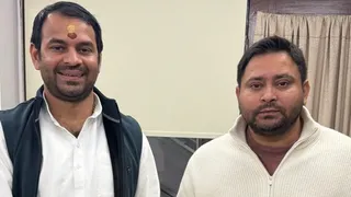 भाई तेजस्वी यादव के साथ तेज प्रताप यादव। फोटो- फेसबुक