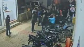 दो नर्सिंग होम कर्मचारियों के बीच जमकर लाठी-डंडे चले. Jagran