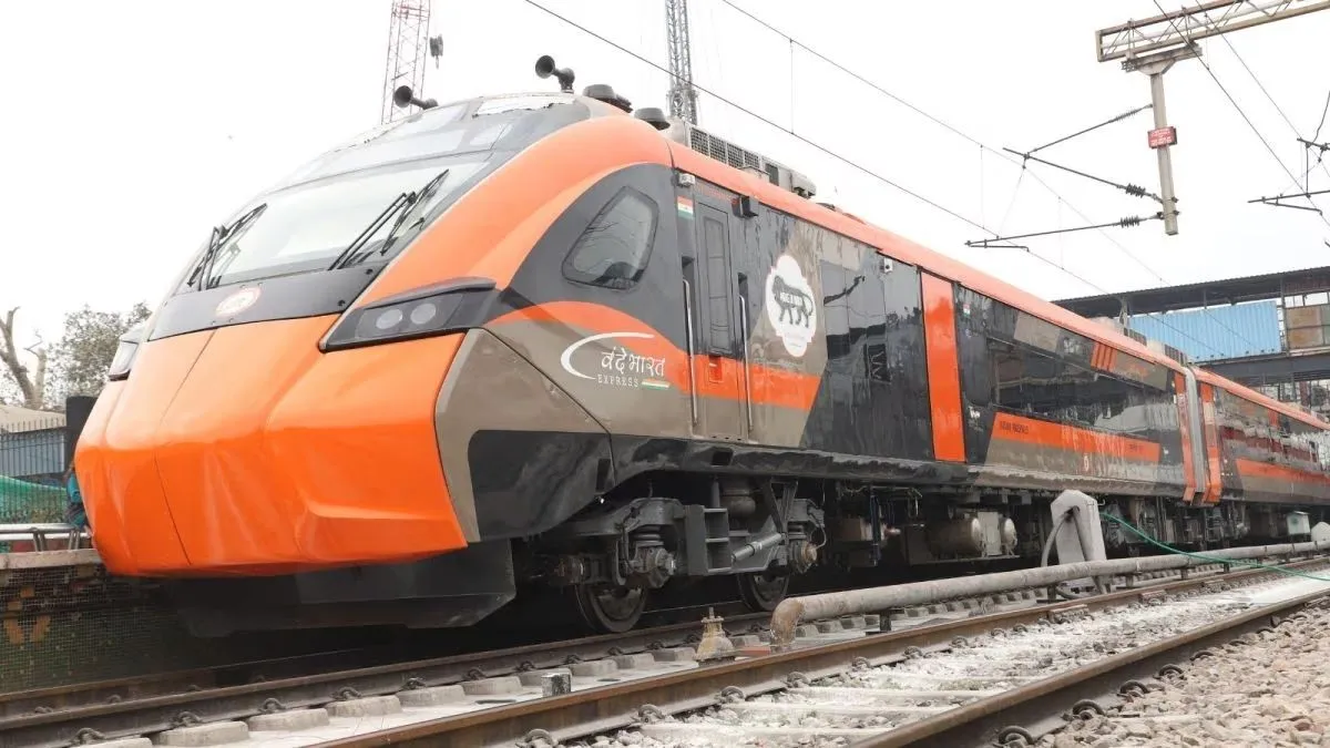 देश की पहली वंदे भारत स्लीपर ट्रेन जल्द ही उतरेगी ट्रैक पर, पढ़ें कितना होगा किराया, रूट और खास सुविधाएं
