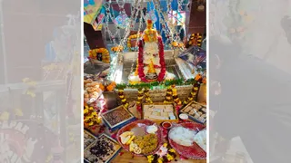 काशी के मणिकर्णिका घाट स्थित बाबा महाश्मशान नाथ का भव्य श्रृंगार किया गया।