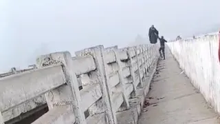 यमुना ब्रिज की बाउंड्रीवाल पर सुसाइड के लिए खड़ी महिला। इंटरनेट मीडिया