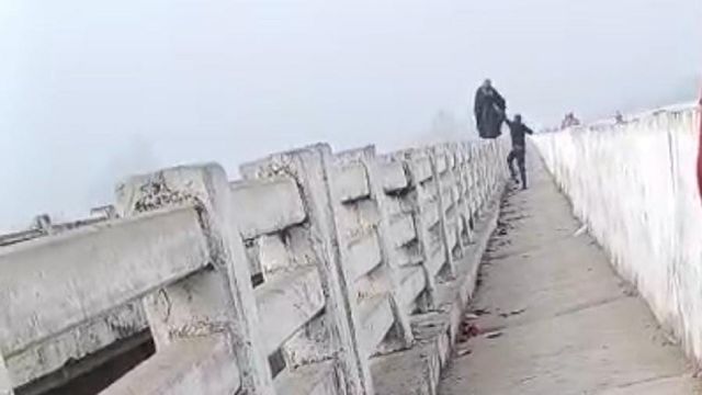 पति से हुआ विवाद, जान देने को यमुना पर बने पुल की रेलिंग से छलांग लगाने जा रही थी महिला और फिर...
