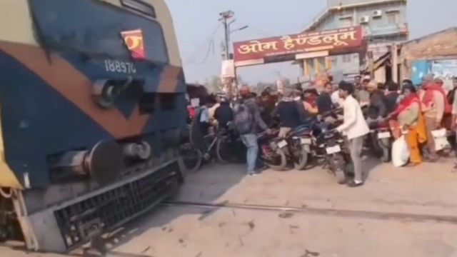 रेलवे फाटक पर बाइक छोड़कर भागने लगे लोग, चालक ने इमरजेंसी ब्रेक लगाकर रोकी ट्रेन
