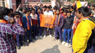 प्रदर्शन करते छात्र