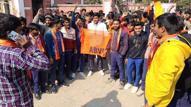 बलरामपुर में प्रबंधक ने शिक्षक को जड़ा थप्पड़, छात्रों ने कॉलेज गेट पर लगाया ताला; सड़क पर लेटकर हाईवे किया जाम
